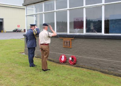 Odhalení pamětní desky československým letcům RAF z 313. a 68. perutě RAF, bývalá kontrolní věž letiště, Catterick, Velká Británie, 10. 6. 2016