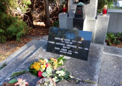 Odhalení nového náhrobního kamene Jaroslavu Libichovi, RAF a Yvonne Libichové, WAAF, Mladá Boleslav