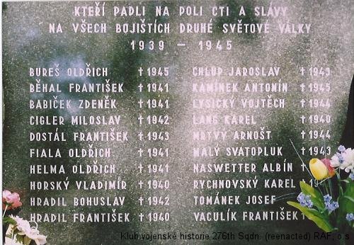 Památník členů Hanáckého aeroklubu v Olomouci - památník Zdeňka Babíčka, palubního střelce 311. československé bombardovací peruti RAF